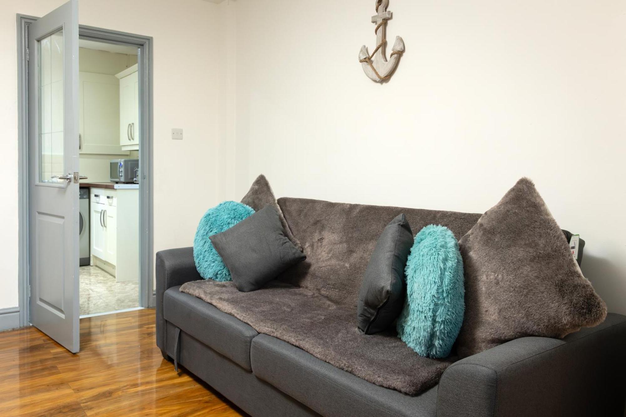 Comfortable 3 Bedrooms Leeds Beach House - Ideal For Family And Contractors - Free Parking For 2 Cars Exterior foto