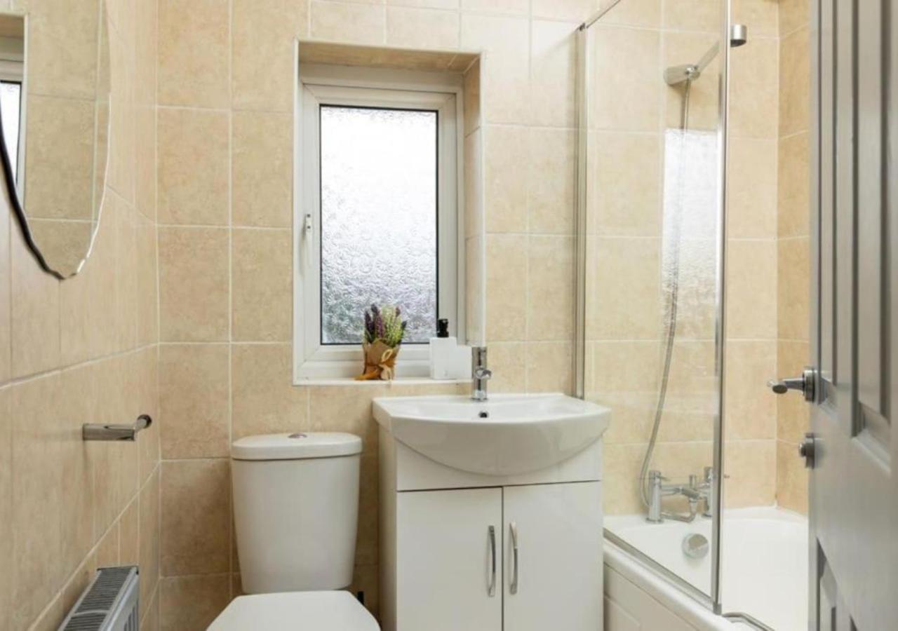 Comfortable 3 Bedrooms Leeds Beach House - Ideal For Family And Contractors - Free Parking For 2 Cars Exterior foto