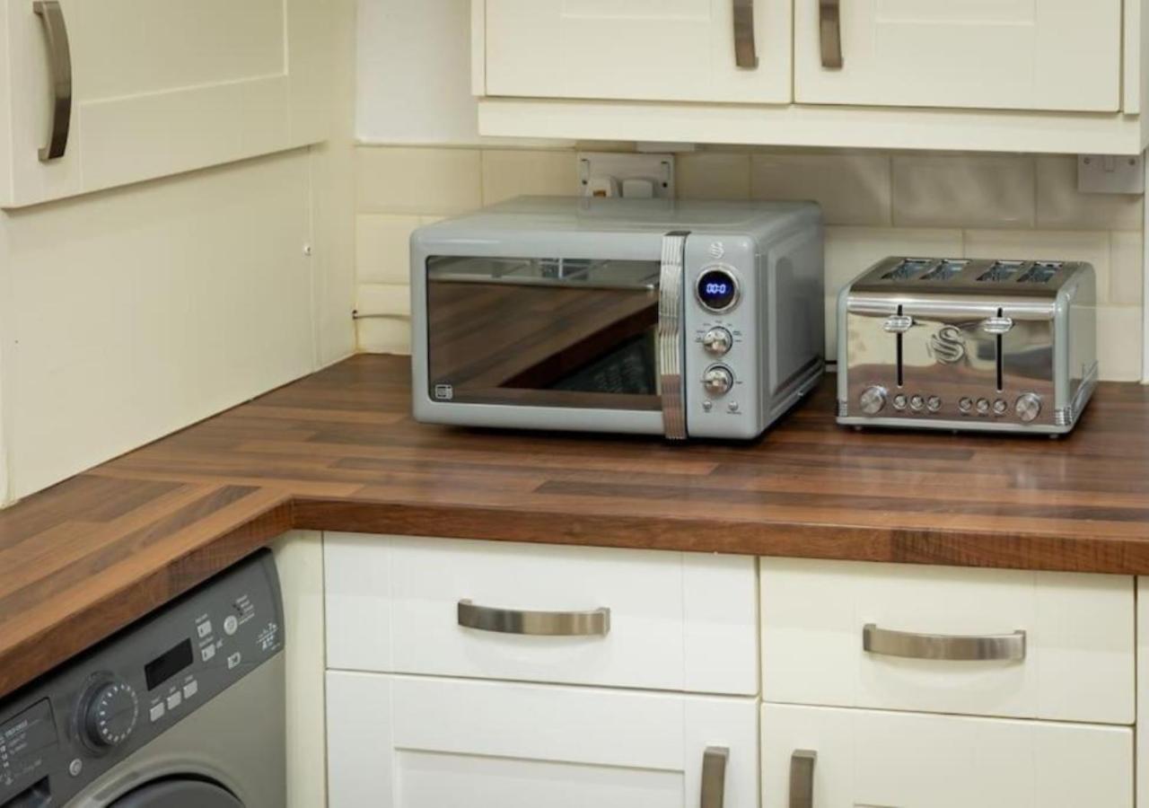 Comfortable 3 Bedrooms Leeds Beach House - Ideal For Family And Contractors - Free Parking For 2 Cars Exterior foto