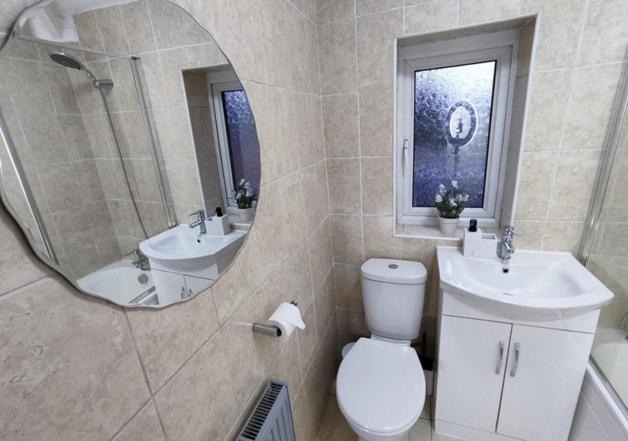 Comfortable 3 Bedrooms Leeds Beach House - Ideal For Family And Contractors - Free Parking For 2 Cars Exterior foto
