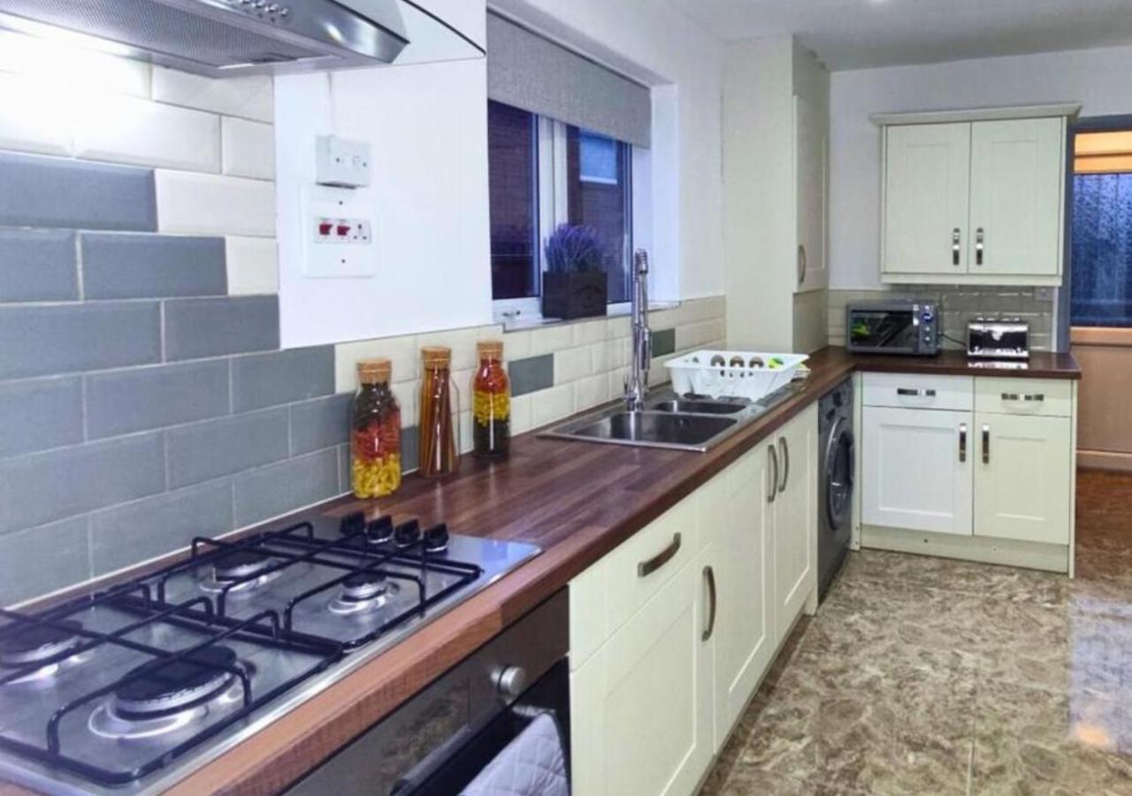 Comfortable 3 Bedrooms Leeds Beach House - Ideal For Family And Contractors - Free Parking For 2 Cars Exterior foto